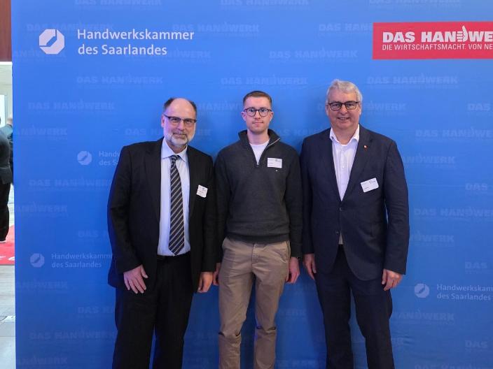 Drei Männer nebeneinander