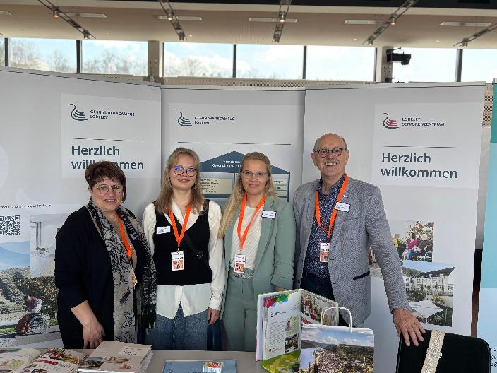 Leila Petronyte (2. von links) und Michael Brahm (4. von links) mit Kolleginnen des Seniorenzentrums am Stand bei der Jobmesse