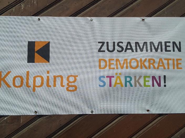 Banner mit Kolping Logo und dem Text 'zusammen Demokratie stärken'.