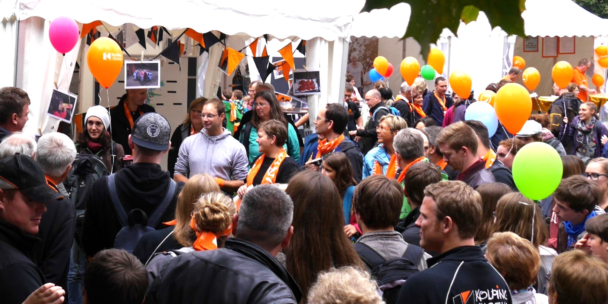 Man sieht eine Gruppe Menschen mit Kolpingschals und bunten Luftballons. (c) Martina Wagner Man sieht eine Gruppe Menschen mit Kolpingschals und bunten Luftballons.