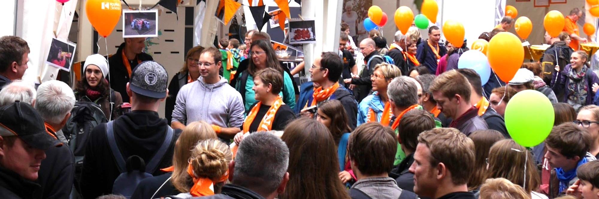 Man sieht eine Gruppe Menschen mit Kolpingschals und bunten Luftballons. (c) Martina Wagner Man sieht eine Gruppe Menschen mit Kolpingschals und bunten Luftballons.