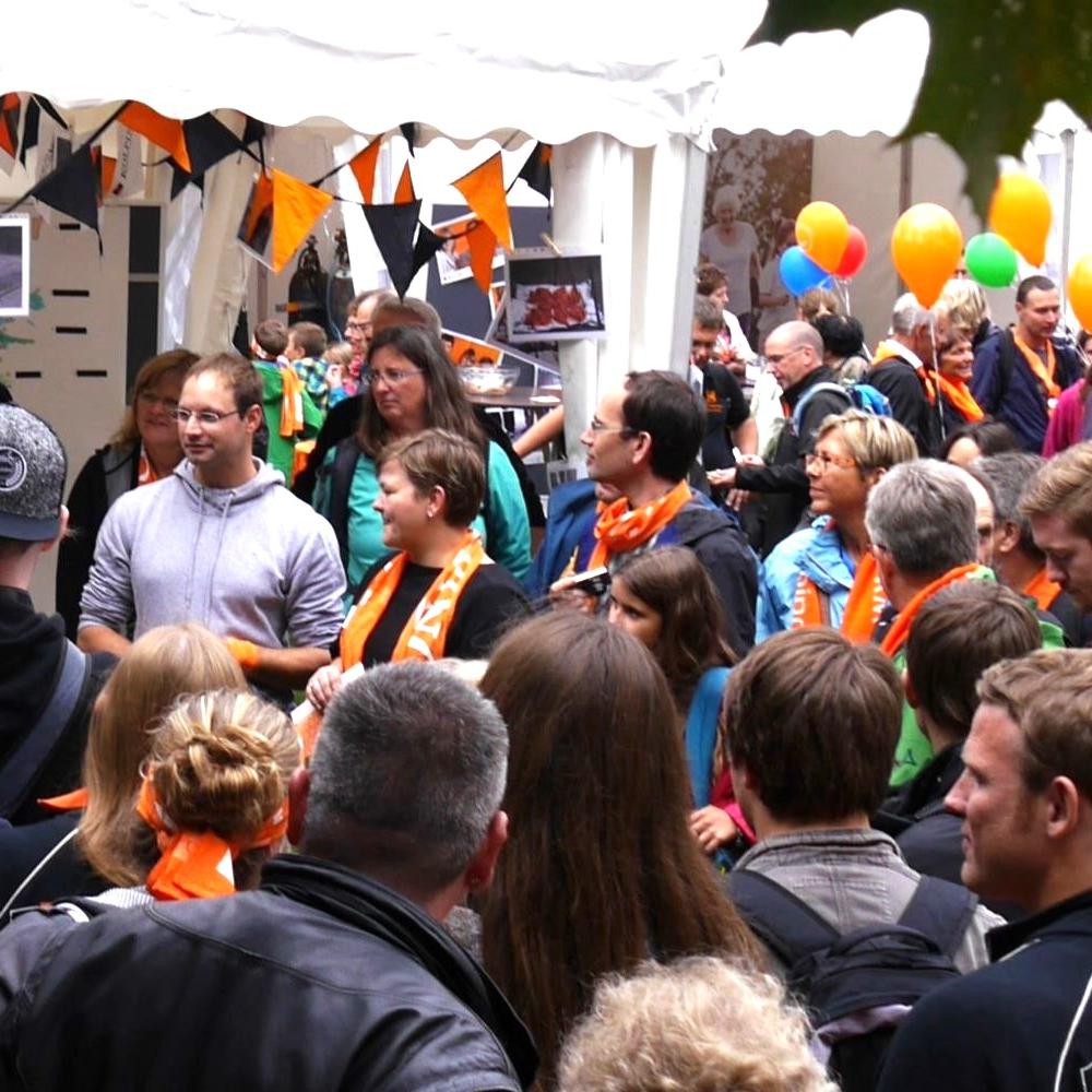 Man sieht eine Gruppe Menschen mit Kolpingschals und bunten Luftballons. (c) Martina Wagner Man sieht eine Gruppe Menschen mit Kolpingschals und bunten Luftballons.