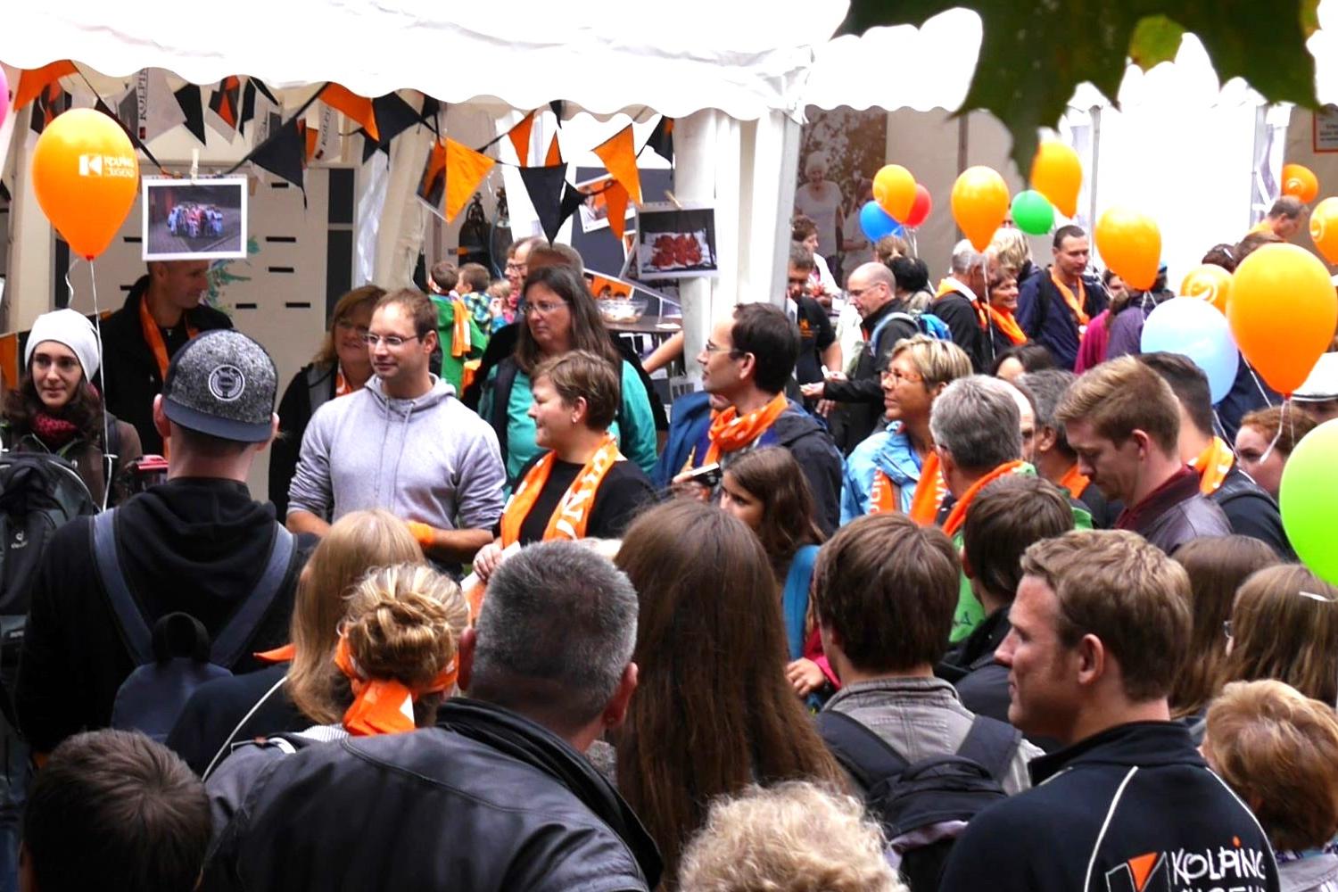 Man sieht eine Gruppe Menschen mit Kolpingschals und bunten Luftballons. (c) Martina Wagner Man sieht eine Gruppe Menschen mit Kolpingschals und bunten Luftballons.