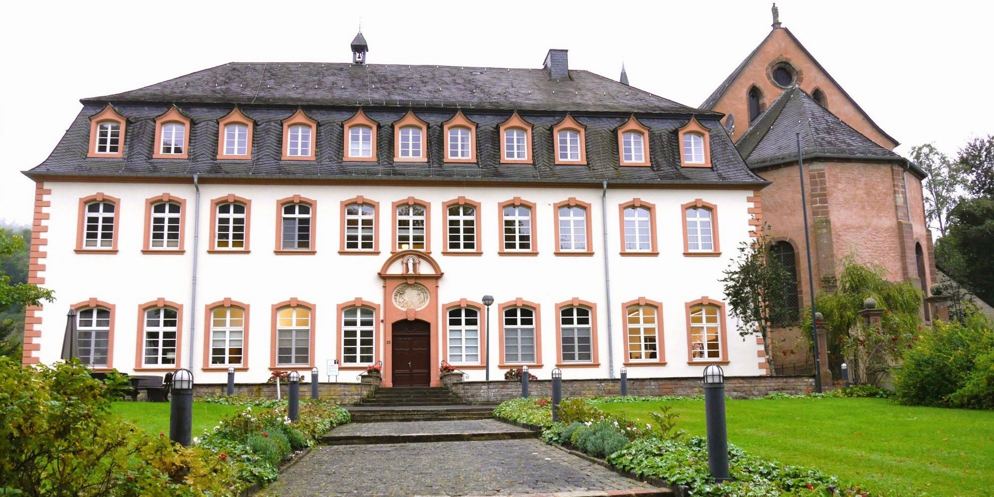 Frontansicht auf das Exerzitienhaus St. Thomas