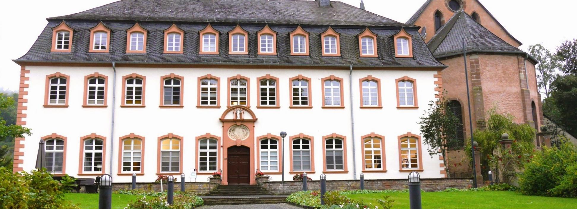 Frontansicht auf das Exerzitienhaus St. Thomas