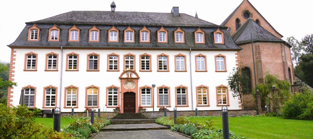 Frontansicht auf das Exerzitienhaus St. Thomas